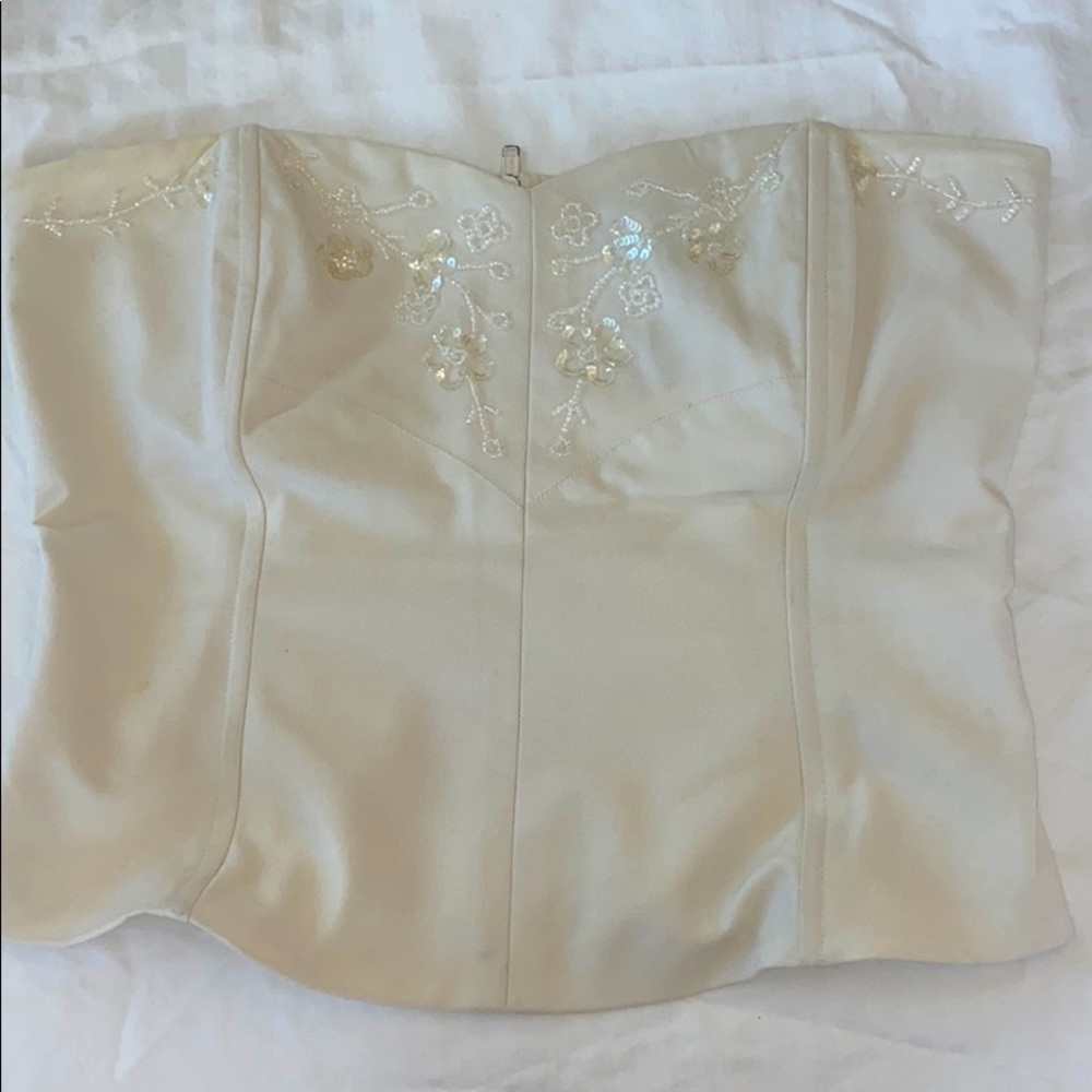 The limited cream strapless blouse